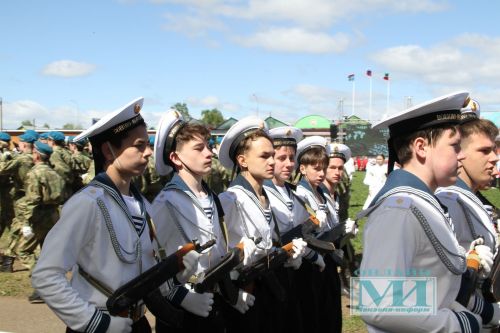 Фотогалерея смотр-конкурса строевой подготовки в День Победы в Мензелинске