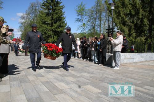 Возложение цветов к Вечному огню в Мензелинске