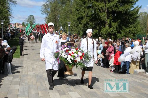 Возложение цветов к Вечному огню в Мензелинске