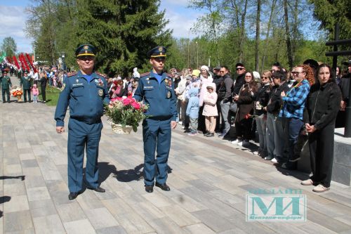 Возложение цветов к Вечному огню в Мензелинске