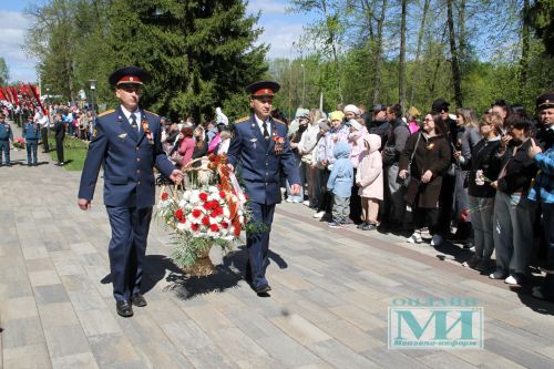 Возложение цветов к Вечному огню в Мензелинске