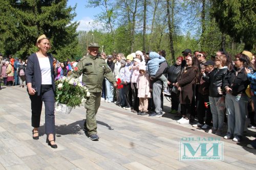 Возложение цветов к Вечному огню в Мензелинске