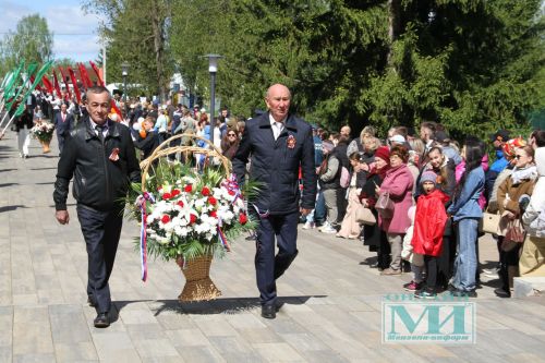 Возложение цветов к Вечному огню в Мензелинске
