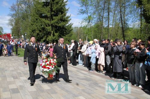 Возложение цветов к Вечному огню в Мензелинске