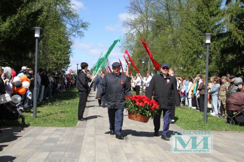 Возложение цветов к Вечному огню в Мензелинске