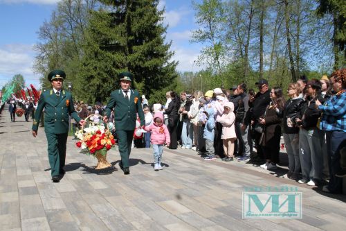 Возложение цветов к Вечному огню в Мензелинске