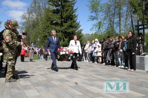 Возложение цветов к Вечному огню в Мензелинске