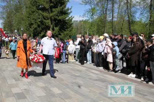Возложение цветов к Вечному огню в Мензелинске