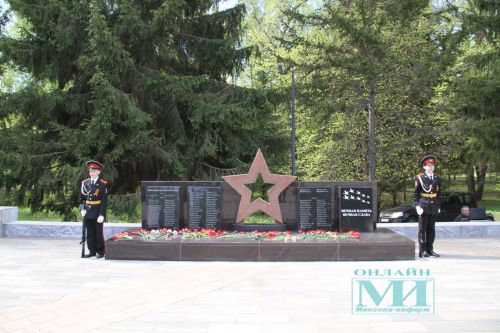 Возложение цветов к Вечному огню в Мензелинске