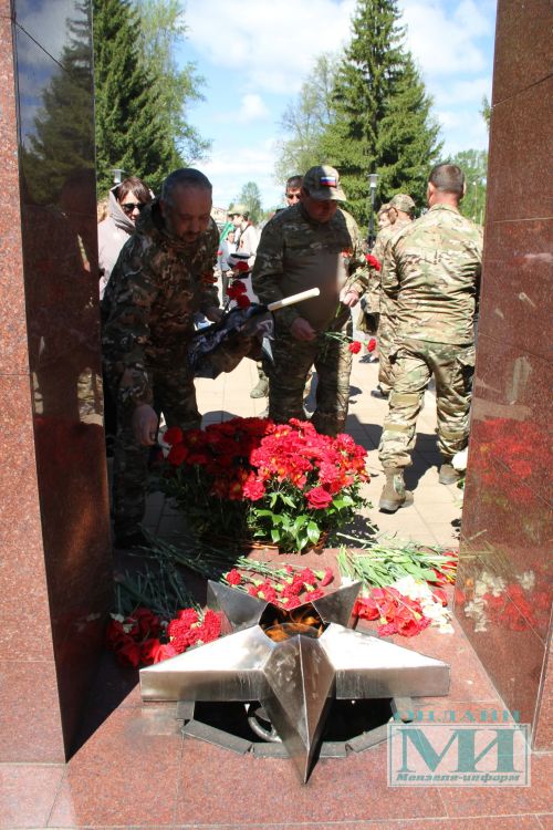 Возложение цветов к Вечному огню в Мензелинске