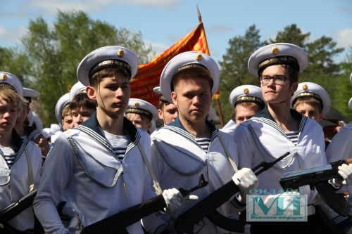 Фотогалерея смотр-конкурса строевой подготовки в День Победы в Мензелинске
