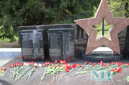 Возложение цветов к Вечному огню в Мензелинске