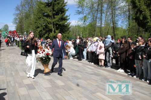 Возложение цветов к Вечному огню в Мензелинске