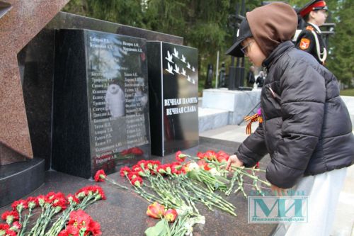 Возложение цветов к Вечному огню в Мензелинске