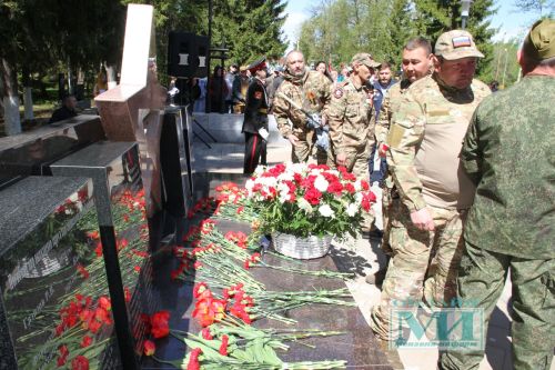 Возложение цветов к Вечному огню в Мензелинске