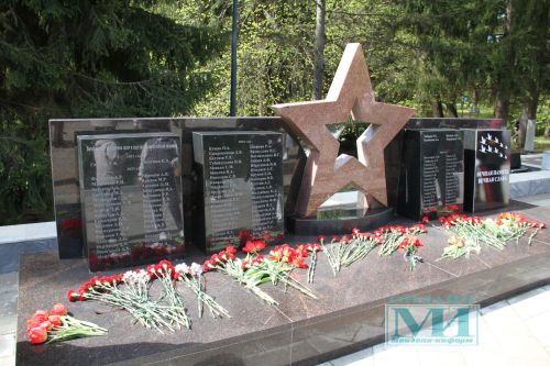 Возложение цветов к Вечному огню в Мензелинске