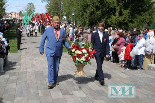 Возложение цветов к Вечному огню в Мензелинске