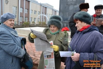 В Мензелинске прошел митинг в честь 100-летия Октябрьской революции