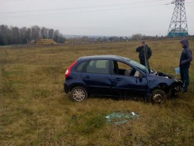 Фото: В Татарстане легковушка вылетела с трассы из-за лопнувшего колеса