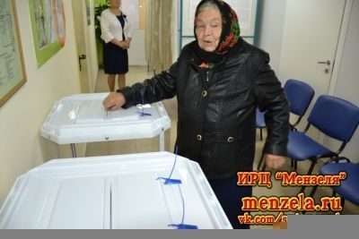 В Мензелинске первым проголосовала Валентина Харитонова