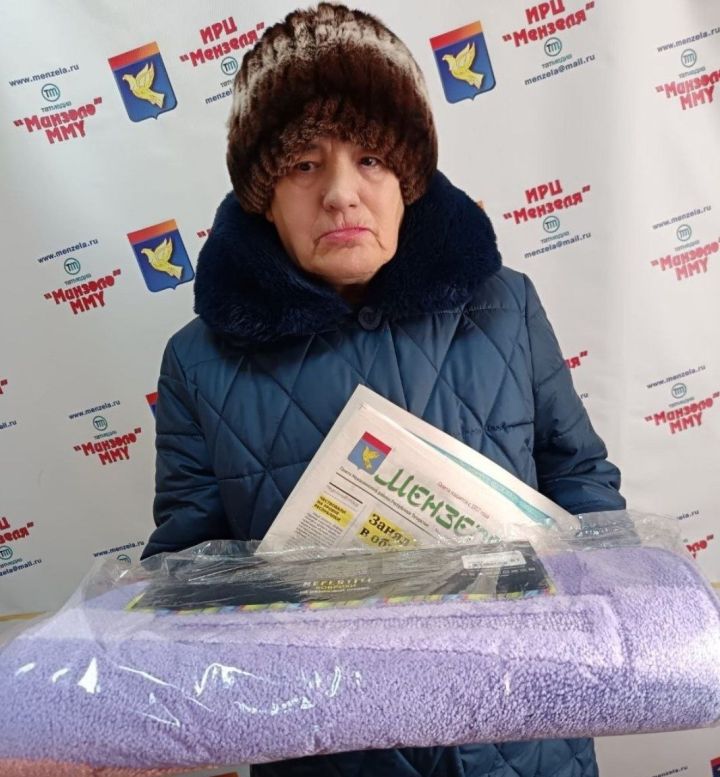 Постоянная читательница районной газеты Светлана Петрова получила подарок от филиала «Мензеля-информ»