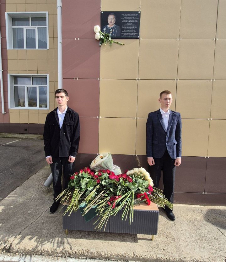 Минзәлә авыл хуҗалыгы техникумында Эльвира Фаттаховага багышлап мемориаль такта ачылды