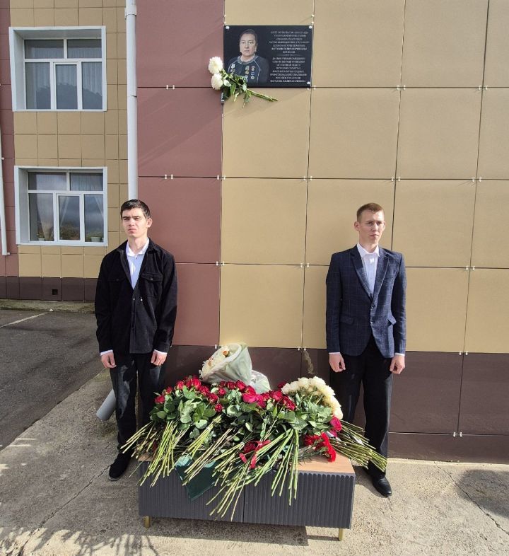 В Мензелинском сельхозтехникуме открыли мемориальную доску Эльвире Фаттаховой