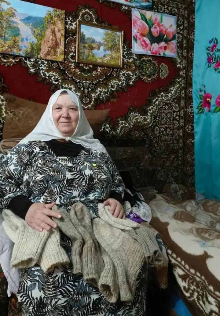 Жительница Мензелинского района вяжет носки для бойцов в память о погибшем сыне