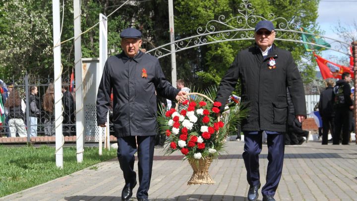 В День Победы в Мензелинске возложили цветы к бюсту Мусы Джалиля