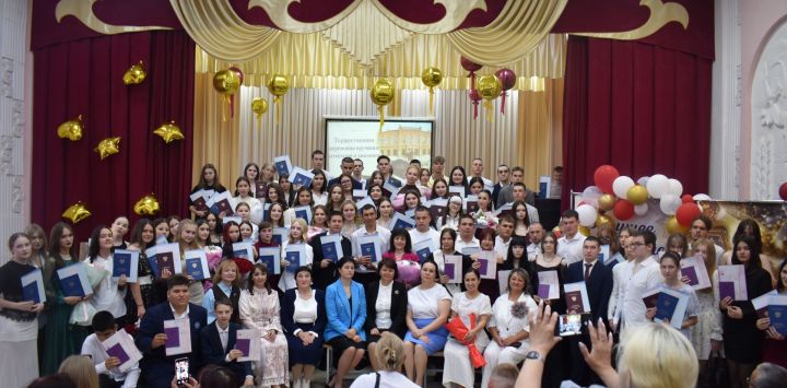 90 студентов и 17 школьников получили дипломы и аттестаты в Мензелинском педагогическом колледже