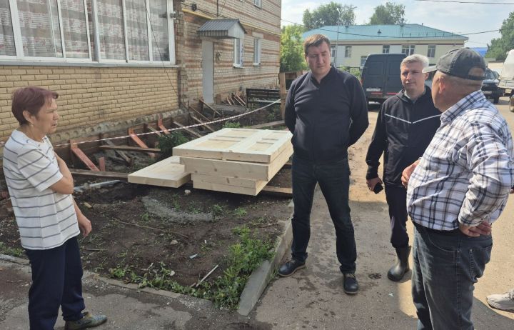 В поселке Изыскателей капитально ремонтируют двухэтажный дом