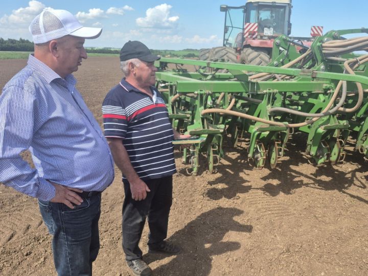 В хозяйстве «Ильнур» Мензелинского района начали сеять люцерну