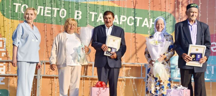 В День семьи, любви и верности в Мензелинске чествовали семьи-юбиляры