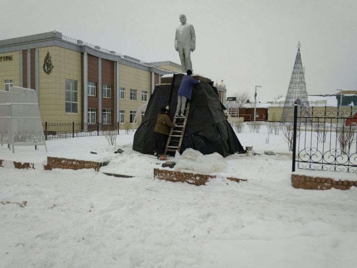 В Мензелинске продолжается реставрация памятника Ленину