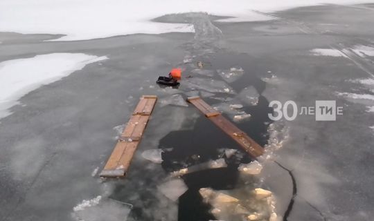 В Татарстане спасли рыбака, провалившегося под лед