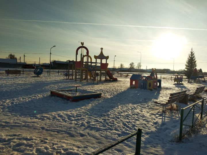 В поселке Садак есть две детские площадки, в перспективе планируется строительство спорткомплекса