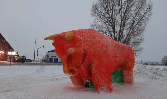 Фигуру быка высотой около 5 метров изваяли из снега в Зеленодольске