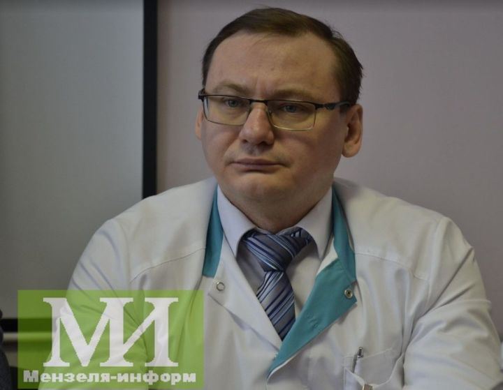 Главный врач Мензелинской больницы первым принял вакцину от ковида