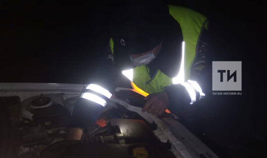 Сотрудник ГИБДД привез к родным женщину с сыном, замерзших на трассе в Татарстане