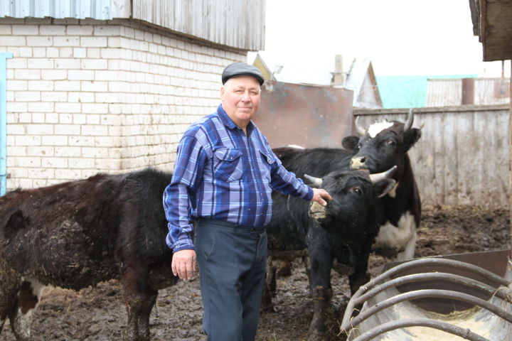 Халил продает молоко в г. Набережные Челны