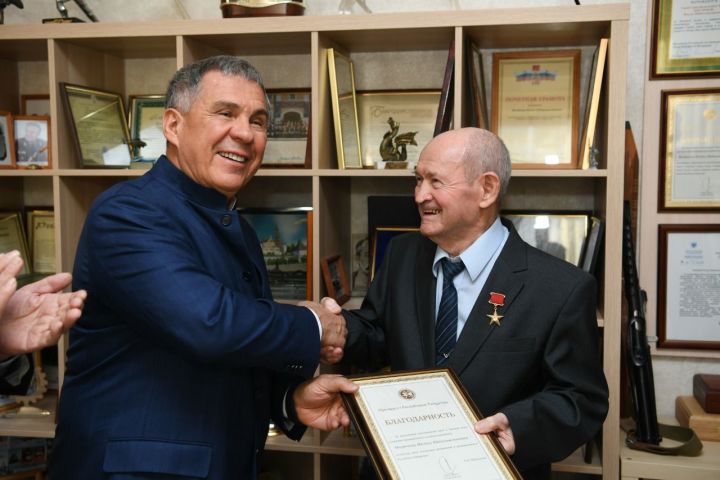 Рустам Минниханов подписал указ о награждении Героев Татарстана медалями 100-летия Республики Татарстан