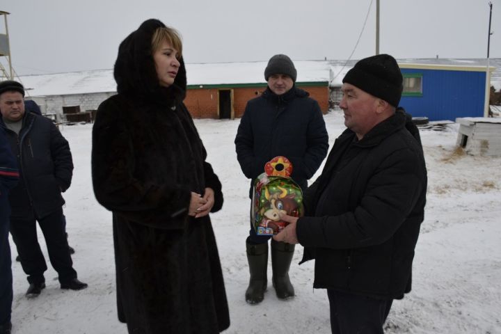 Глава Кузембетьевского сельского поселения Гульназ Вильданова вручила фермерам подарки