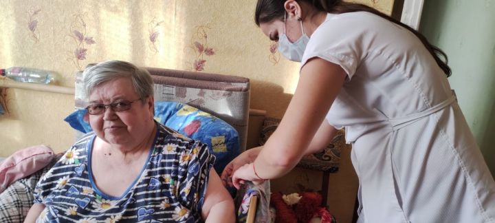 В Мензелинском районе желающих привиться получателей соцуслуг вакцинировали на дому