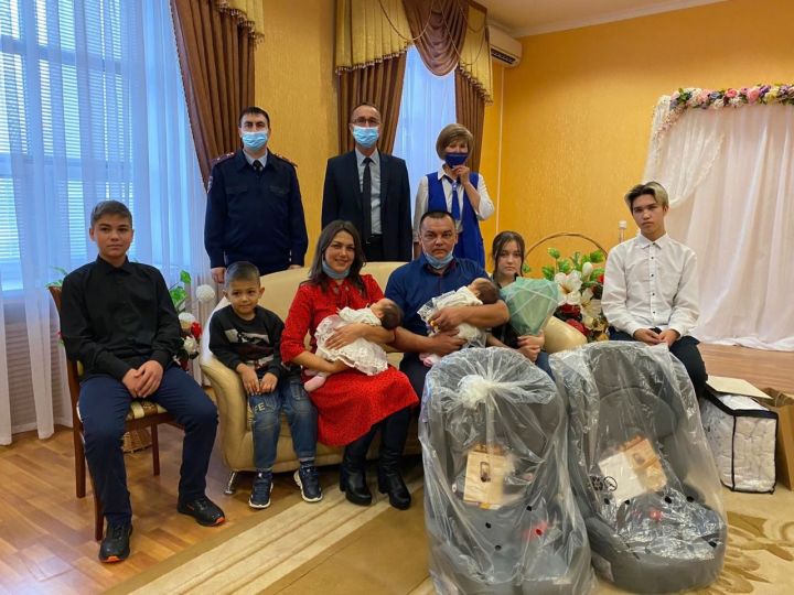 Сотрудники Госавтоинспекции Татарстана вручили автокресла многодетной семье