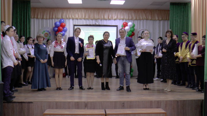 В Татарстане на конкурсе "Киләчәккә йөз тотып" студенты показали хорошее знание татарского языка