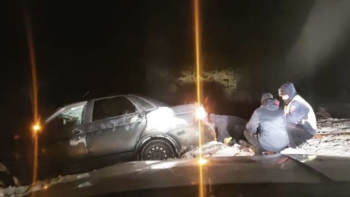 Автоинспекторы Татарстана помогли автолюбителю освободить автомобиль из снежного плена
