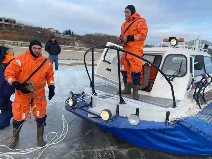 Два рыбака провалились под лед в Мензелинском районе