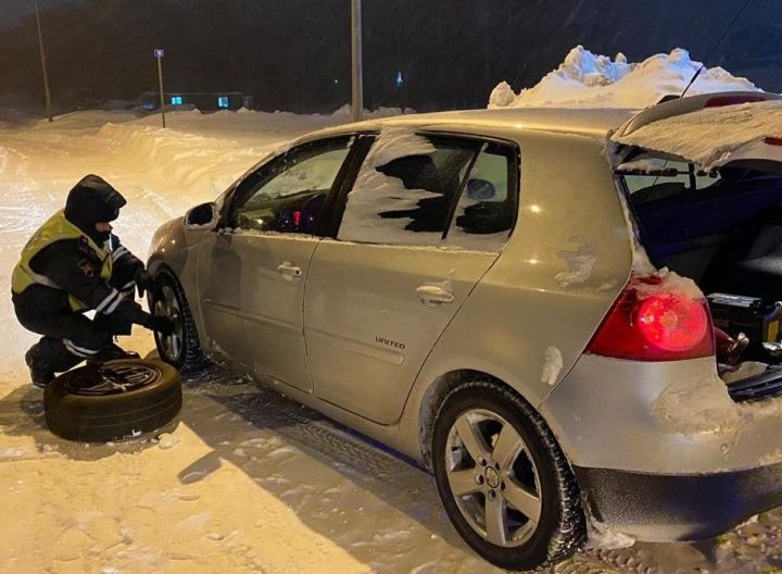В Татарстане автоинспекторы помогли пожилой паре, замерзавшей на трассе из-за поломки автомобиля
