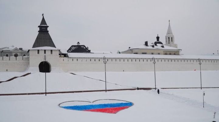 Под Казанским Кремлем нарисовали триколор в форме сердца