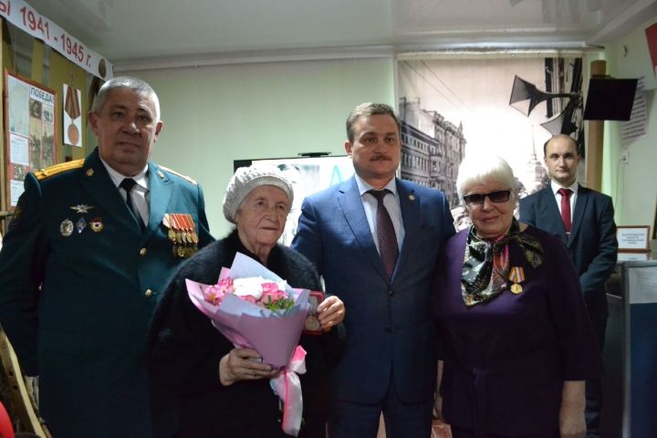 Медаль за личный подвиг вернули 92-летней сестре фронтовика в Татарстане